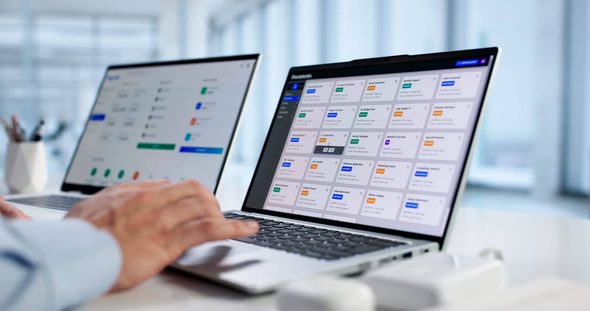 Clínico de ABA revisando datos de sesiones y documentación de progreso en una computadora portátil