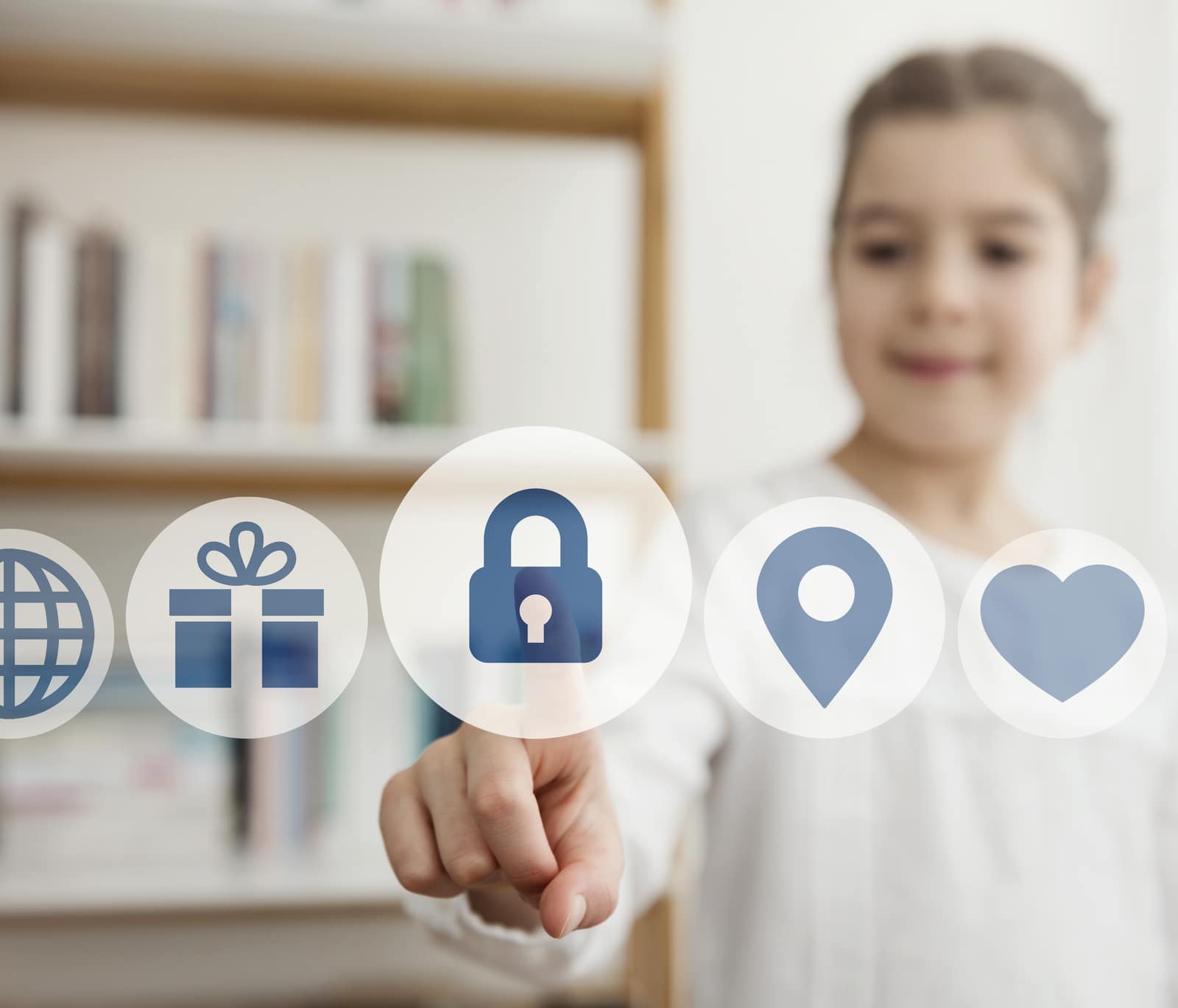 Niña señalando un ícono de candado entre íconos de aplicaciones, representando la información personal protegida